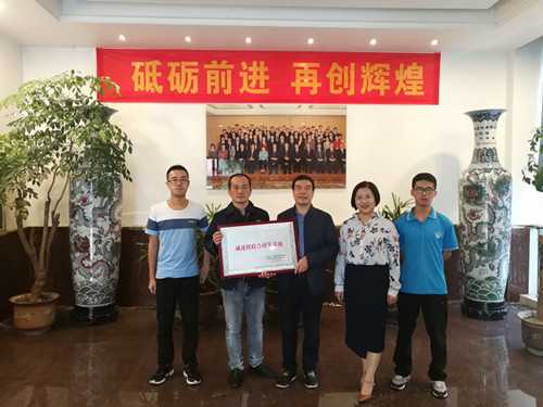 院領(lǐng)導(dǎo)、企業(yè)代表及在企研究生合影留念 院領(lǐng)導(dǎo)、企業(yè)代表及在企研究生合影留念