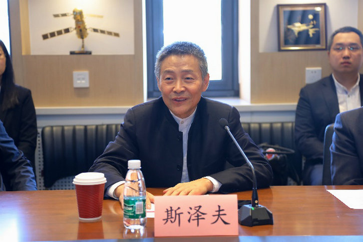 斯?jié)煞蚺c同學(xué)們進(jìn)行了親切的交流 斯?jié)煞蚺c同學(xué)們進(jìn)行了親切的交流