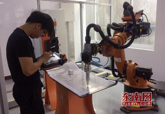 庫卡(機器人)學院擁有工業(yè)機器人30余臺(套),可按不同學員類型,使用差異化專用培訓課程,培養(yǎng)技能型人才 庫卡(機器人)學院擁有工業(yè)機器人30余臺(套),可按不同學員類型,使用差異化專用培訓課程,培養(yǎng)技能型人才