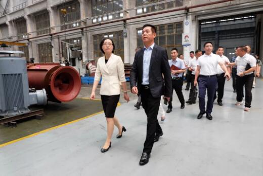 永嘉縣縣委書記王彩蓮一行蒞臨凱泉泵業(yè)參觀考察 永嘉縣縣委書記王彩蓮一行蒞臨凱泉泵業(yè)參觀考察