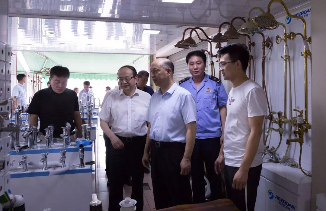 培育好水暖市場 保障行業(yè)健康發(fā)展——副省長鄭建閩到南安調(diào)研市場監(jiān)管工作 培育好水暖市場 保障行業(yè)健康發(fā)展——副省長鄭建閩到南安調(diào)研市場監(jiān)管工作