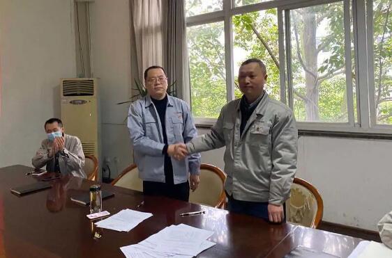 寧江機(jī)床鄭重承諾,莊嚴(yán)簽下目標(biāo)責(zé)任書(shū) 寧江機(jī)床鄭重承諾,莊嚴(yán)簽下目標(biāo)責(zé)任書(shū)