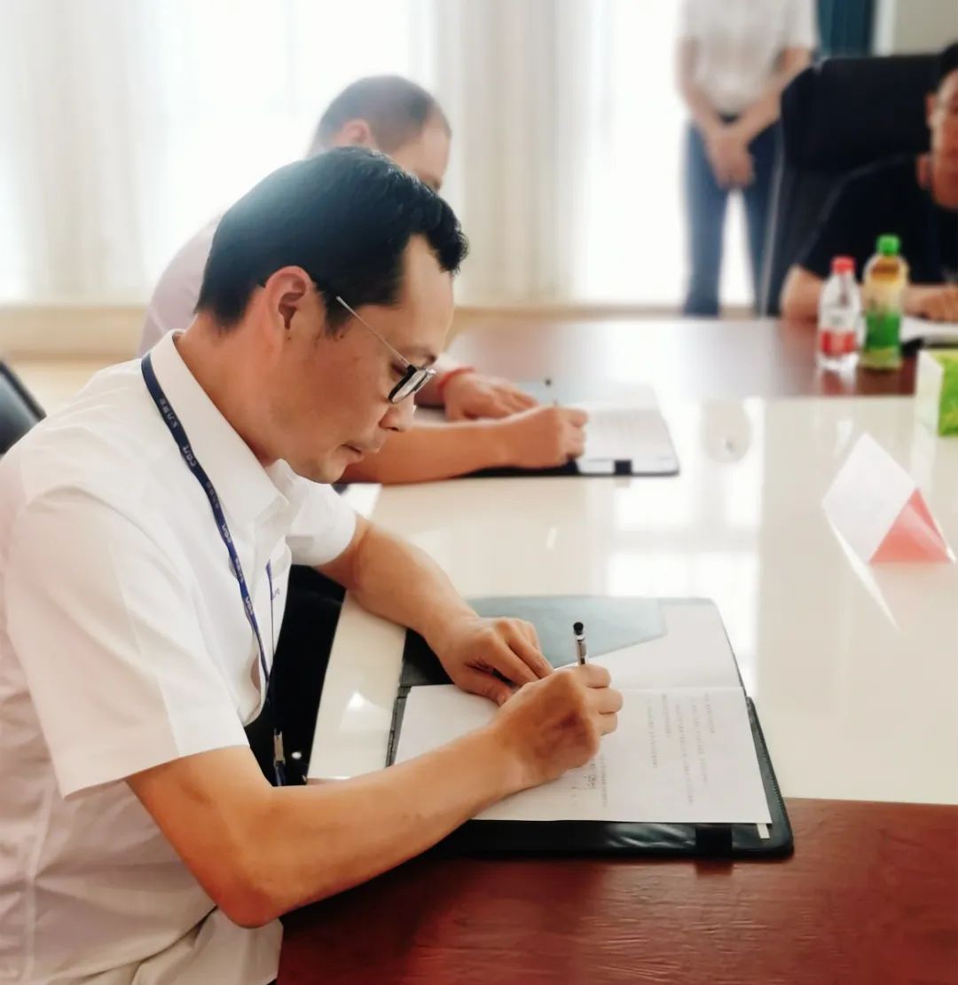 ▲ 南通公司總經(jīng)理吳偉巧與江蘇大學(xué)司喬瑞教授代表雙方進(jìn)行了協(xié)議的簽約 ▲ 南通公司總經(jīng)理吳偉巧與江蘇大學(xué)司喬瑞教授代表雙方進(jìn)行了協(xié)議的簽約
