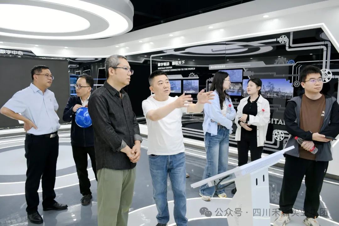 樊總向楊陽教授介紹數(shù)字中心 樊總向楊陽教授介紹數(shù)字中心