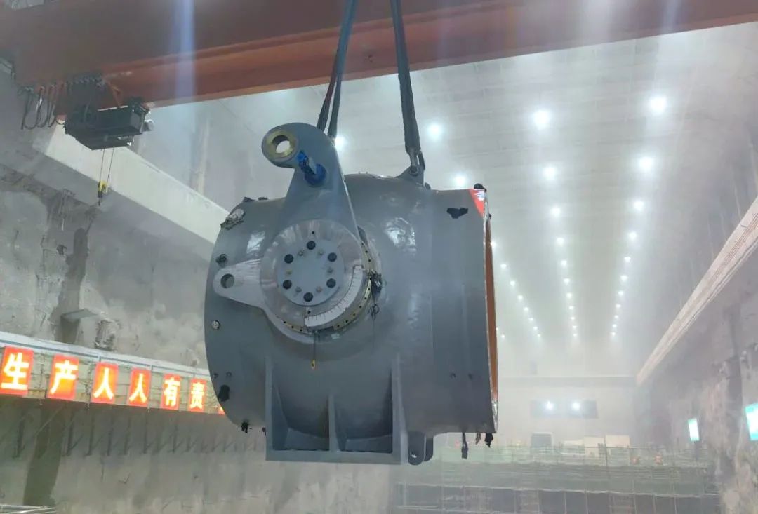 易縣抽水蓄能電站首臺機組進水球閥吊裝就位 易縣抽水蓄能電站首臺機組進水球閥吊裝就位
