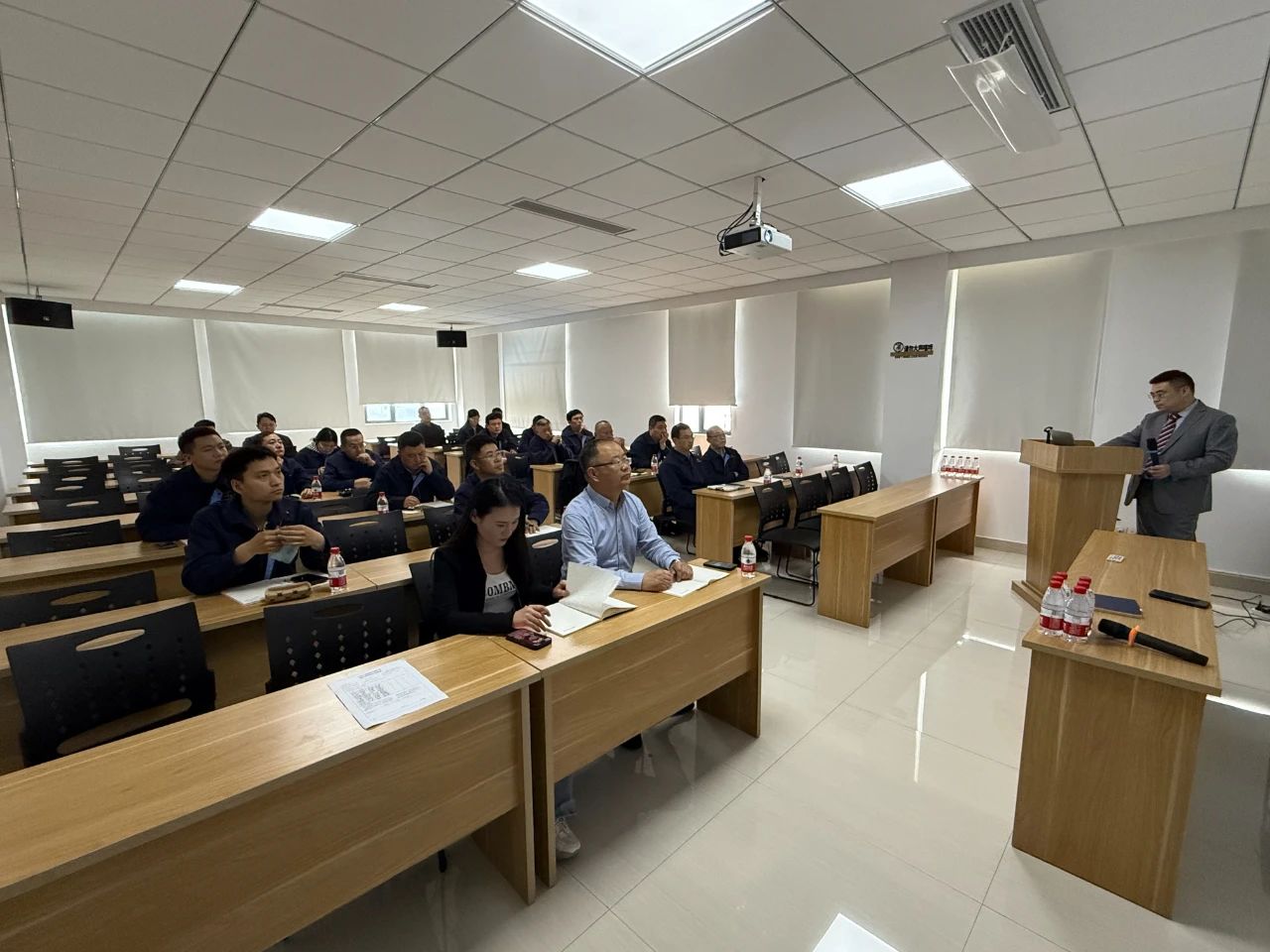 江恒閥業(yè)聯(lián)合國內知名教育機構舉辦高效執(zhí)行內訓,助力組織效能升級 江恒閥業(yè)聯(lián)合國內知名教育機構舉辦高效執(zhí)行內訓,助力組織效能升級