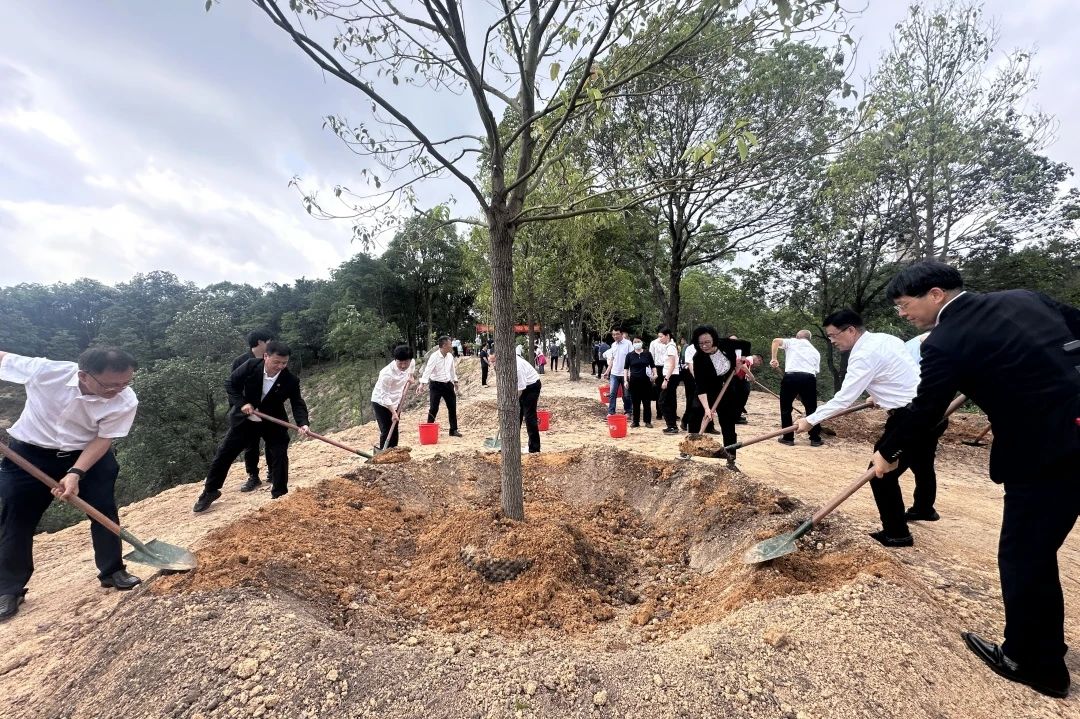 昕恒泵業(yè)兩代企業(yè)家應(yīng)邀參加廣州民企“同心林”植樹活動(dòng) 昕恒泵業(yè)兩代企業(yè)家應(yīng)邀參加廣州民企“同心林”植樹活動(dòng)
