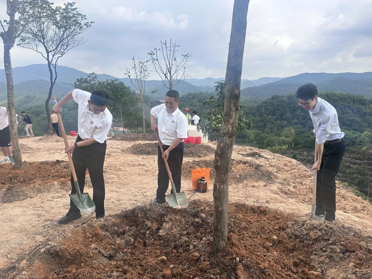 昕恒泵業(yè)兩代企業(yè)家應(yīng)邀參加廣州民企“同心林”植樹活動(dòng) 昕恒泵業(yè)兩代企業(yè)家應(yīng)邀參加廣州民企“同心林”植樹活動(dòng)